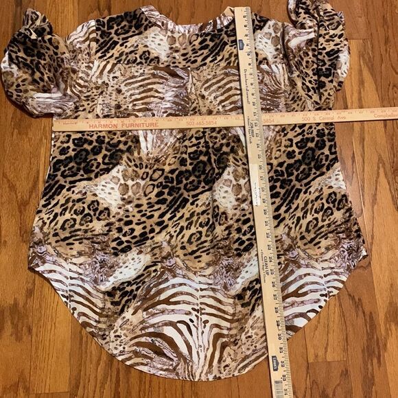 Est.1946 Animal print top with V-neck and rollup/button sleeve - Picture 6 of 7